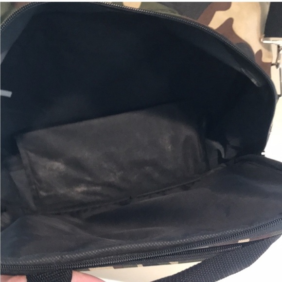 Rockland Camo travel bag. 3 zippered pockets flap to slide on luggage handle - Picture 11 of 12